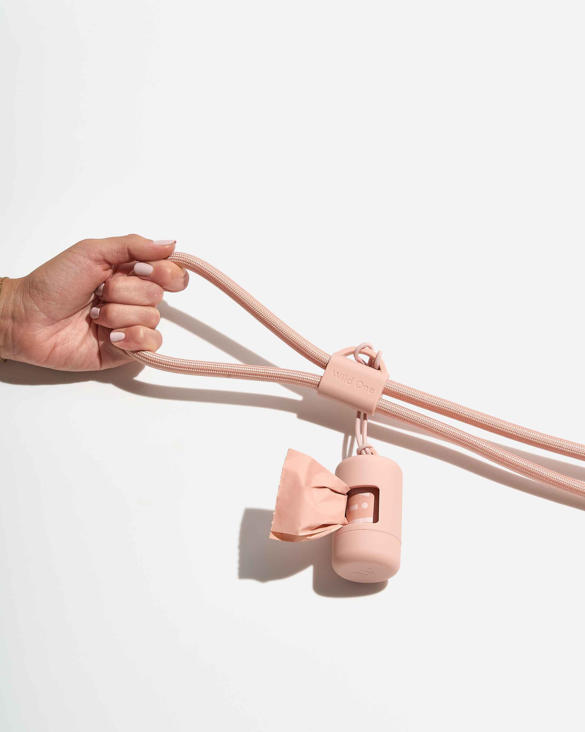 WO_VM_RopeLeash_PoopBagCarrier_Blush_PDP_01_4x5_Web.jpg