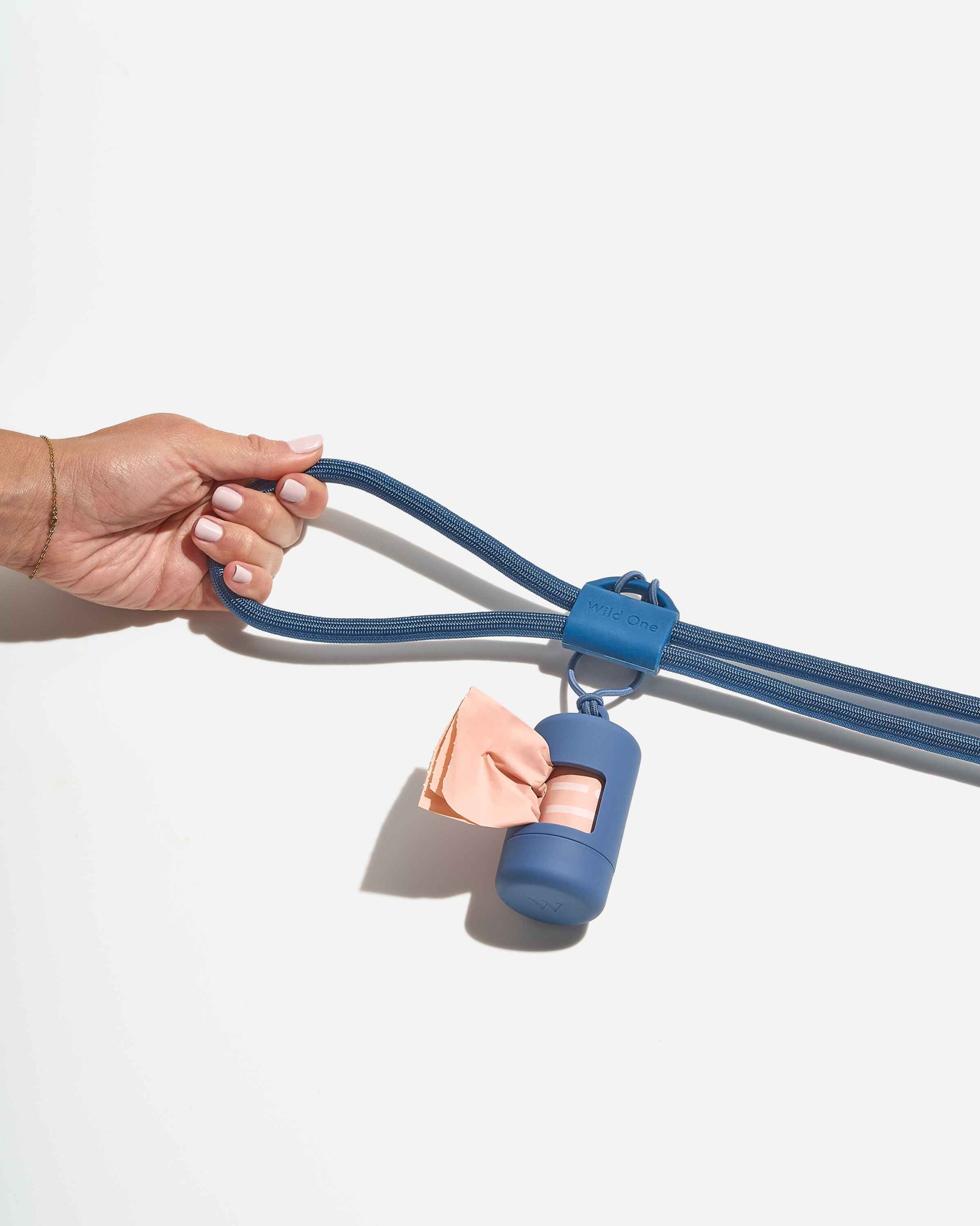 WO_VM_RopeLeash_PoopBagCarrier_Navy_PDP_01_4x5_Web.jpg